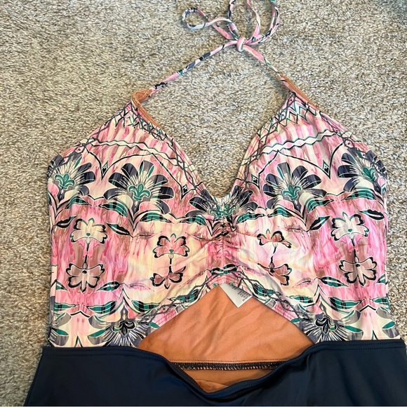 O’Neill one piece swimsuit - Picture 4 of 10